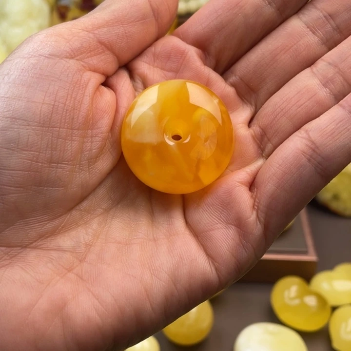 琥珀未镶嵌颈饰蜜蜡