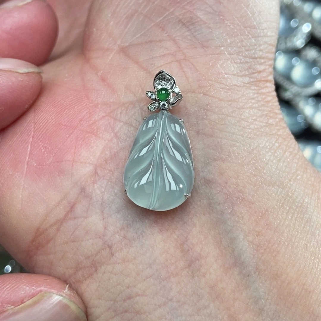 颈饰18K金镶嵌翡翠叶子