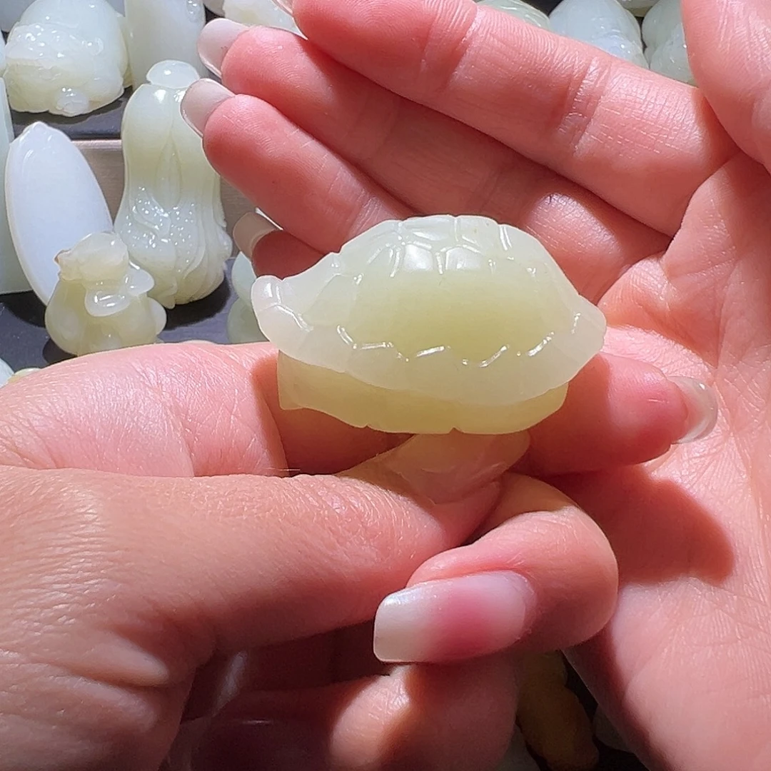 你***对和田玉未镶嵌颈饰