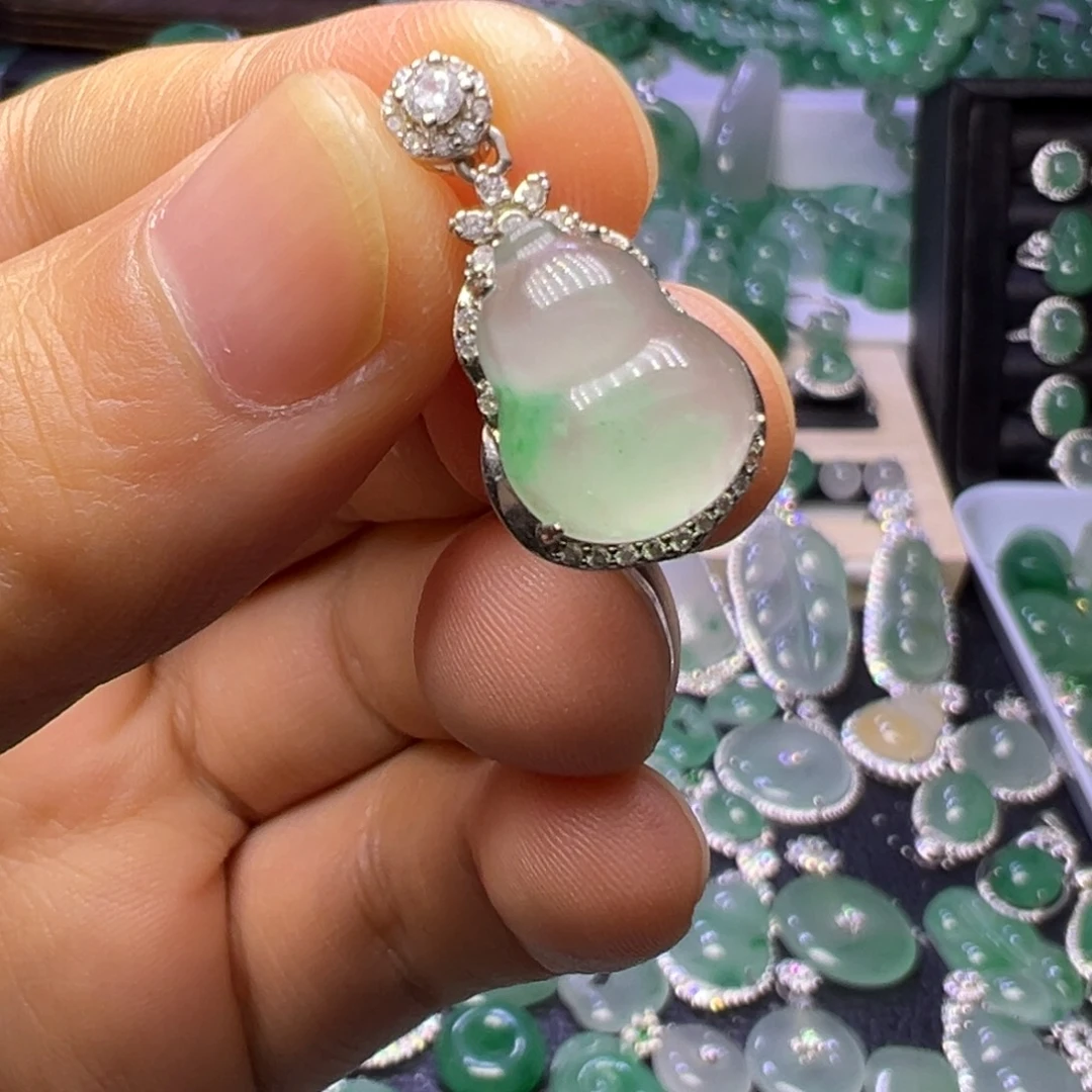 石英质玉（非洲翠）未镶嵌颈饰