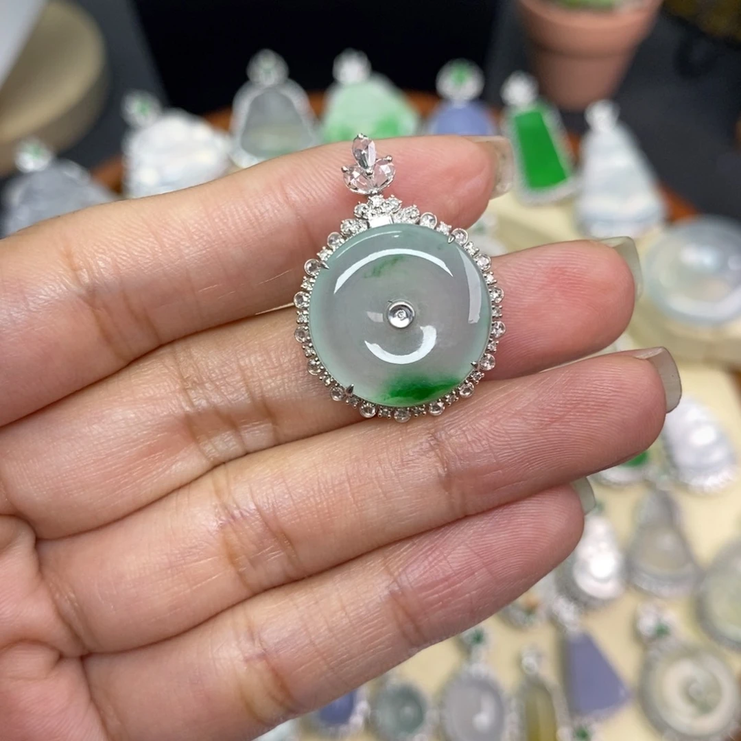 翡翠颈饰18K金镶嵌A货翡翠