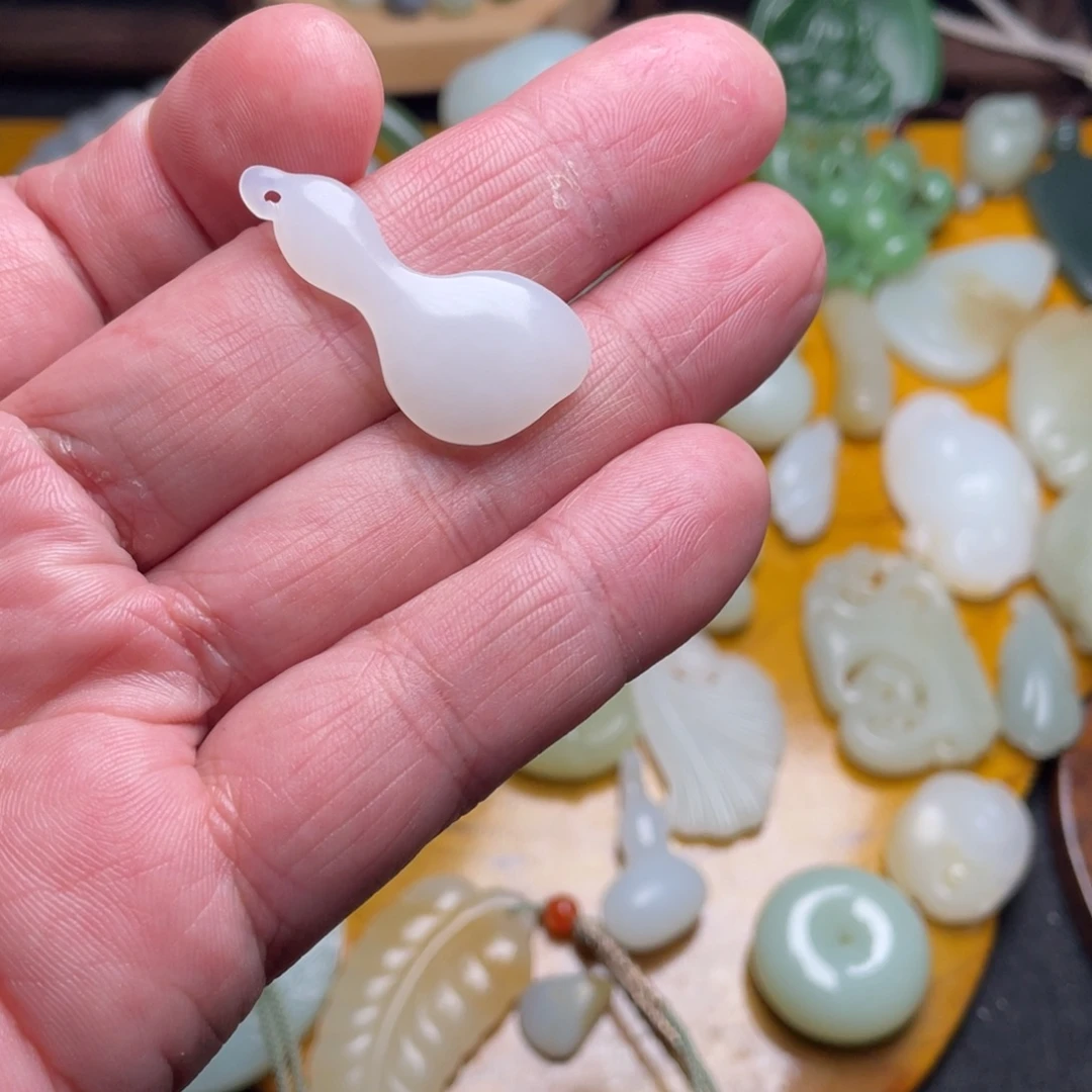 皮***仔和田玉未镶嵌颈饰