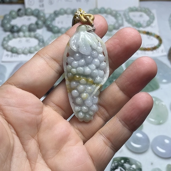 翡翠未镶嵌颈饰葡萄挂件