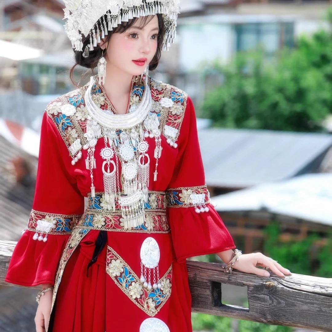 苗家少女旅拍写真红色小清新苗族服装土家族少数民族凤凰苗寨摄影