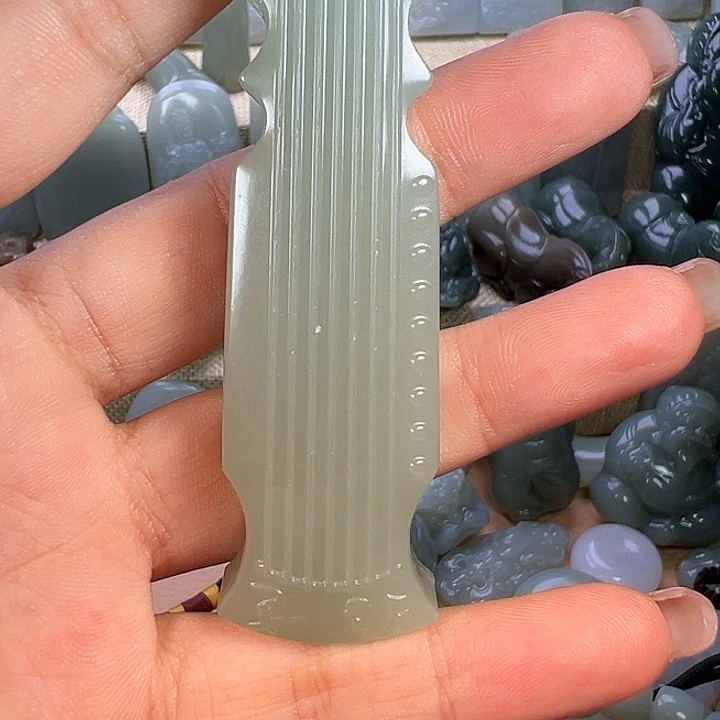 黄***情和田玉未镶嵌包链