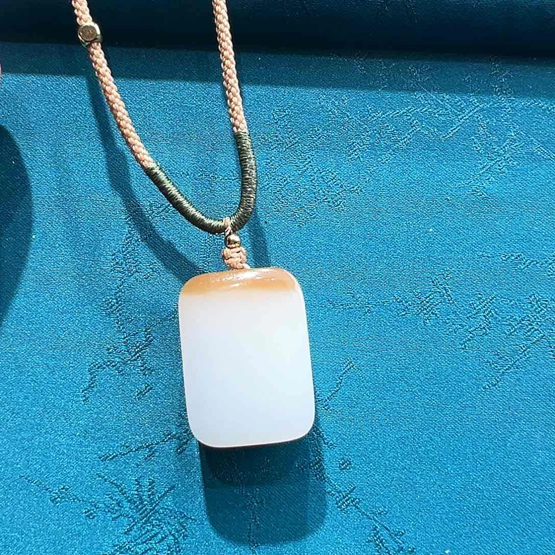 颈饰未镶嵌和田玉（糖玉）子*