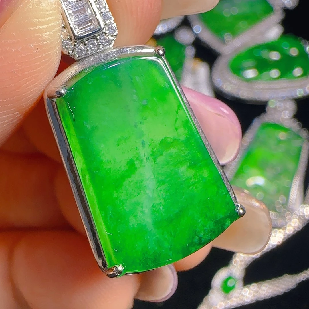 翡翠吊坠(赠链)未镶嵌