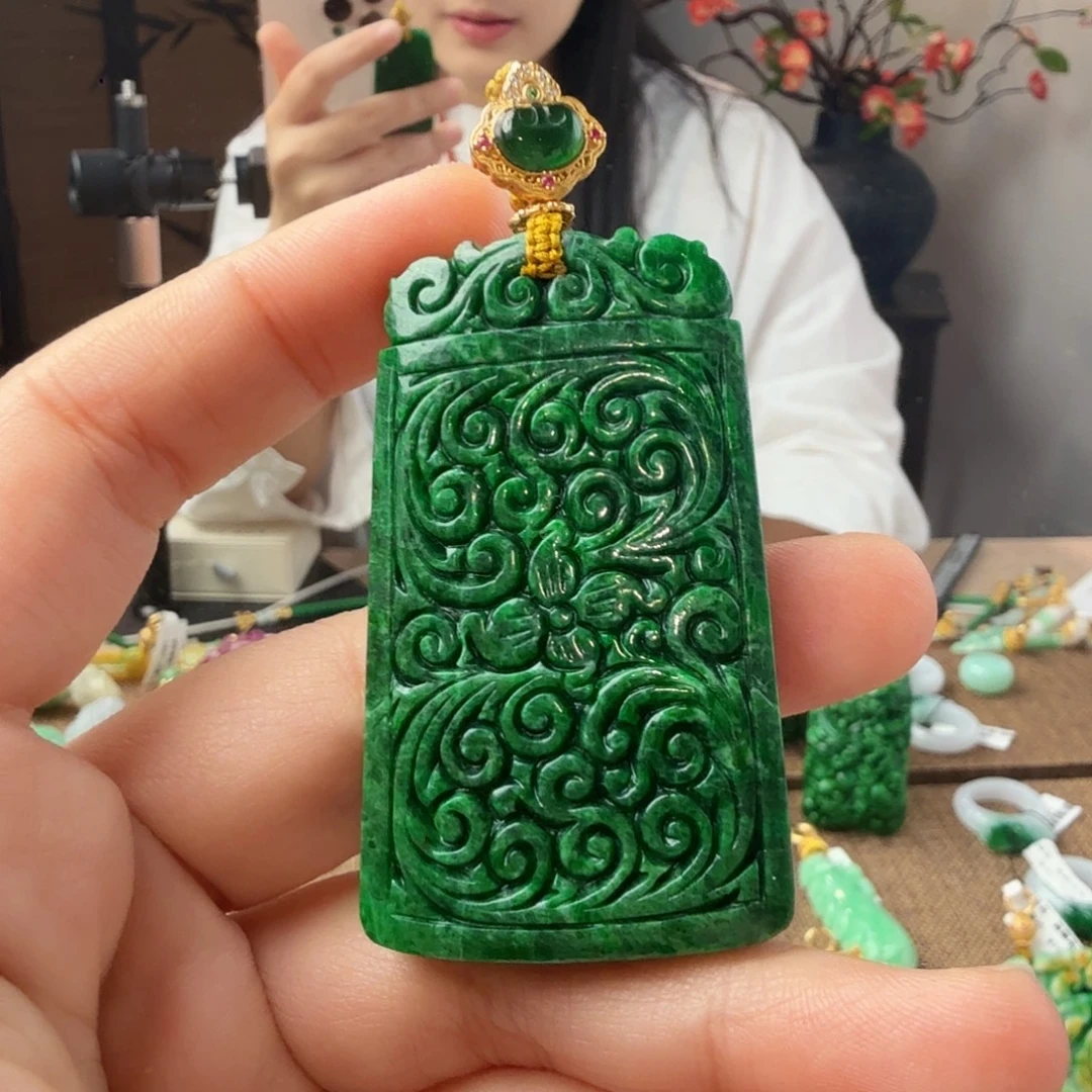 翡翠未镶嵌吊坠(赠链)