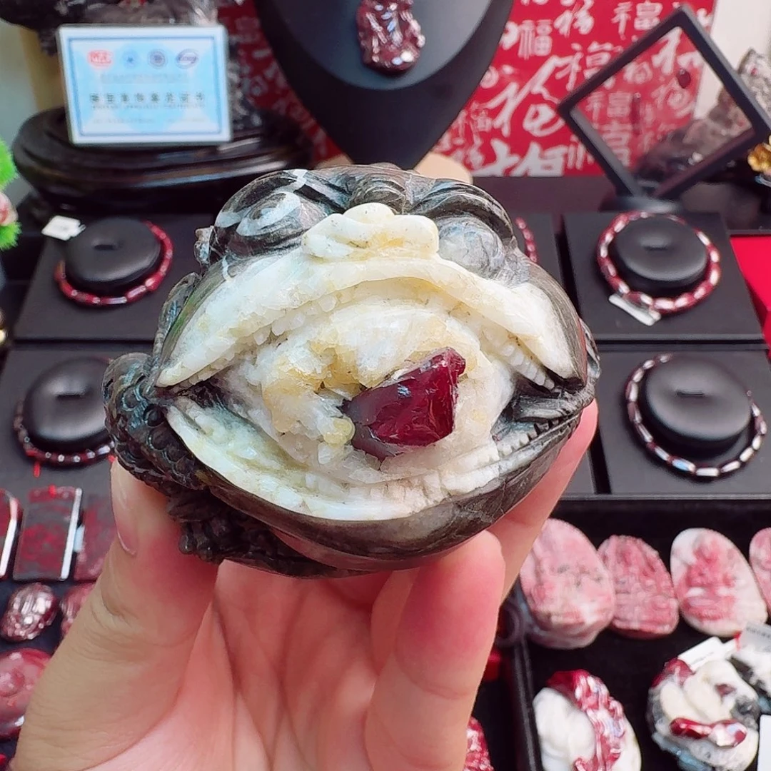 天然辰砂纯天然矛头晶体 金蟾摆件