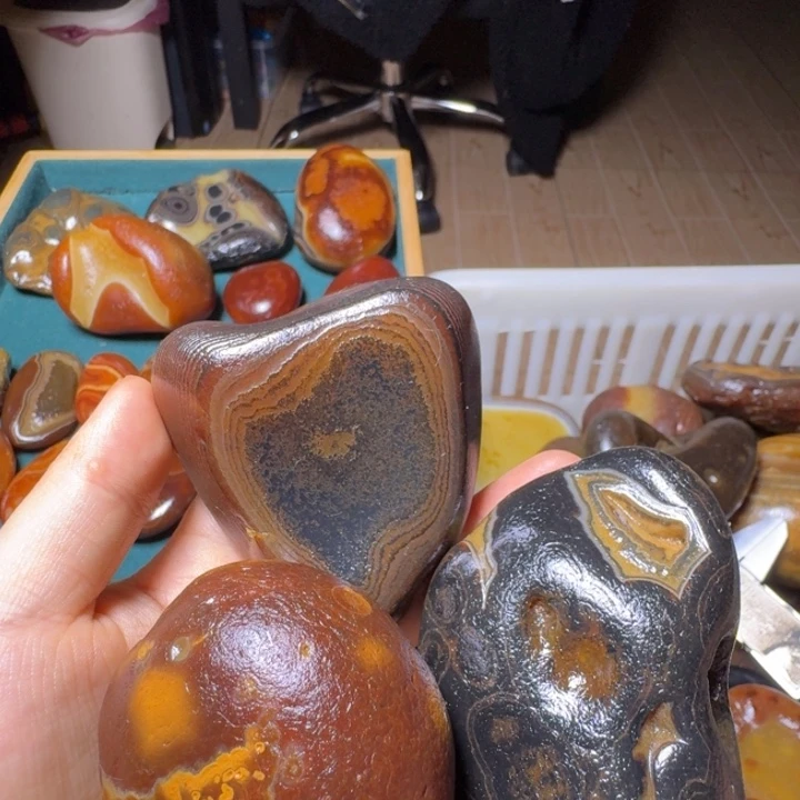 北***城瓷片马达加斯加奇石手把件浮雕