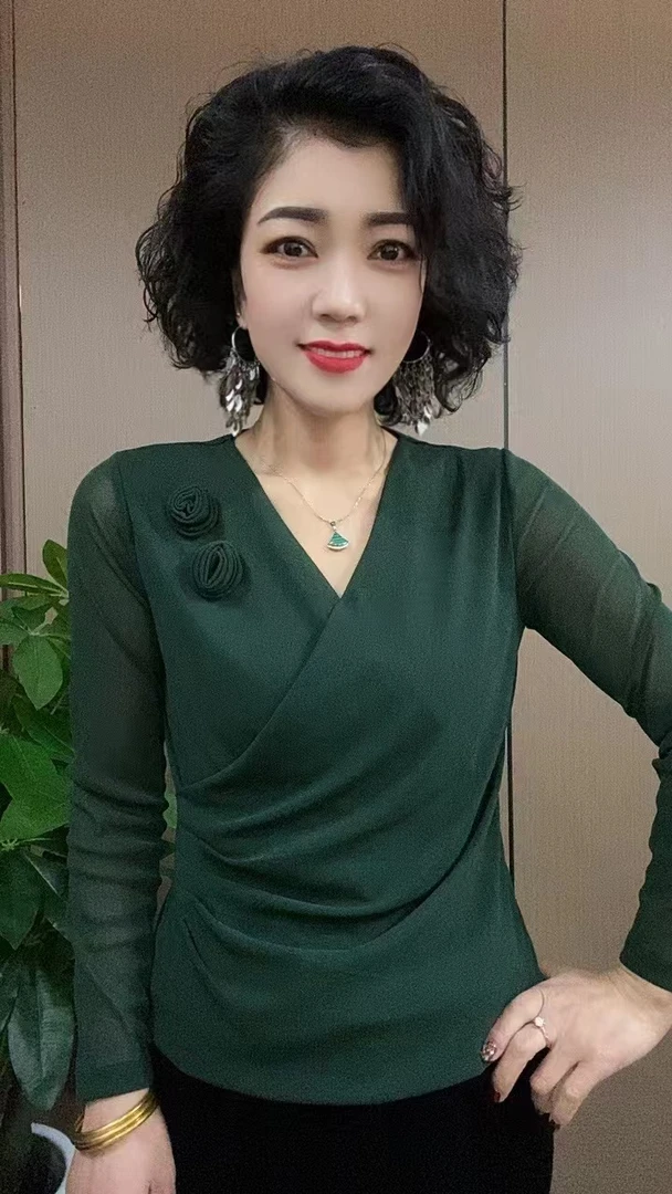 2025早春新款上衣时尚V领两朵花修身设计感女士洋气小衫上衣#224