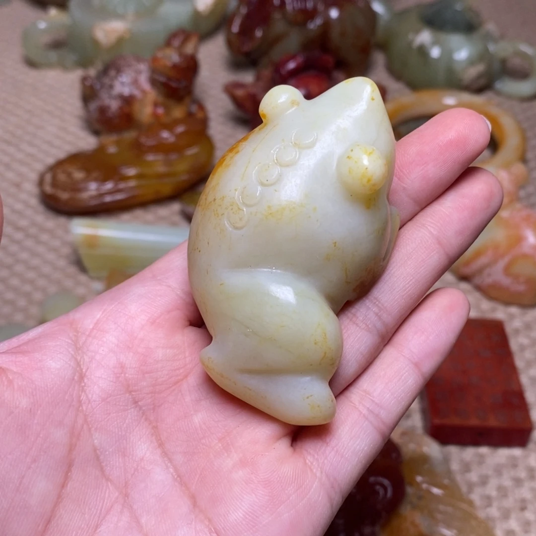 阮***强蛇纹石玉未镶嵌颈饰