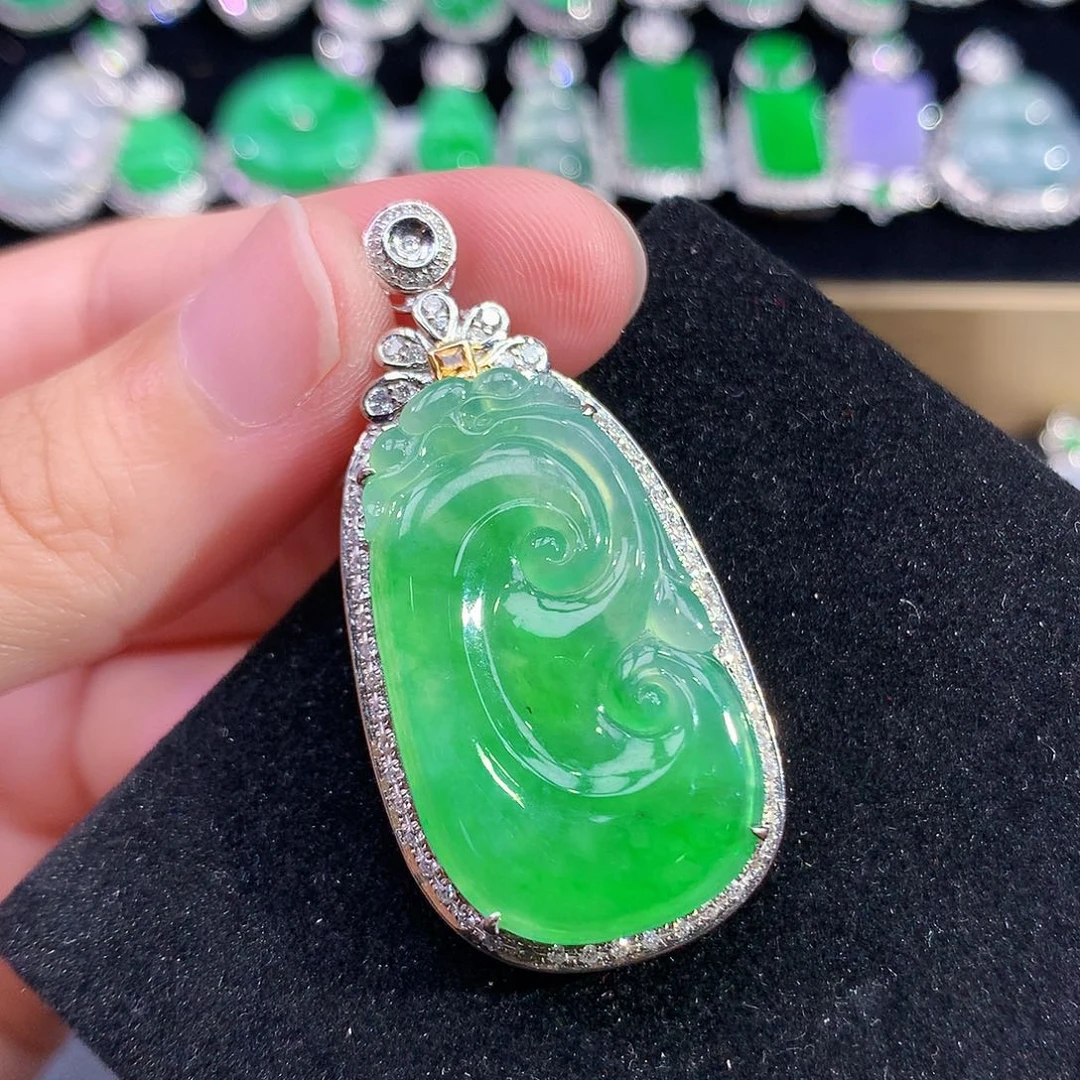 翡翠18K金镶嵌颈饰