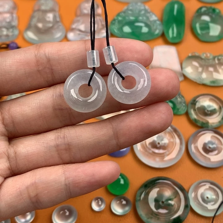 翡翠挂件未镶嵌….