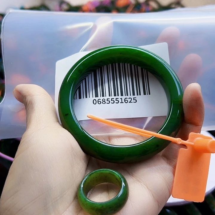 荷***女和田玉未镶嵌手镯包容手镯搭戒指