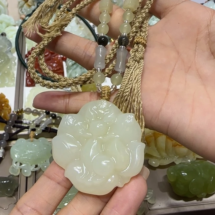 蛇纹石玉吊坠未镶嵌