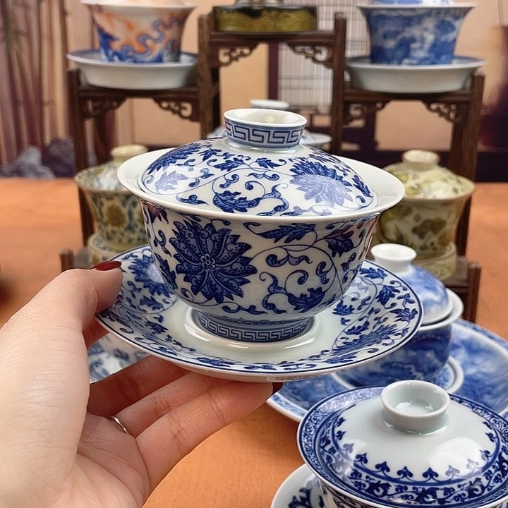 摆件青花缠枝莲元宝盖碗