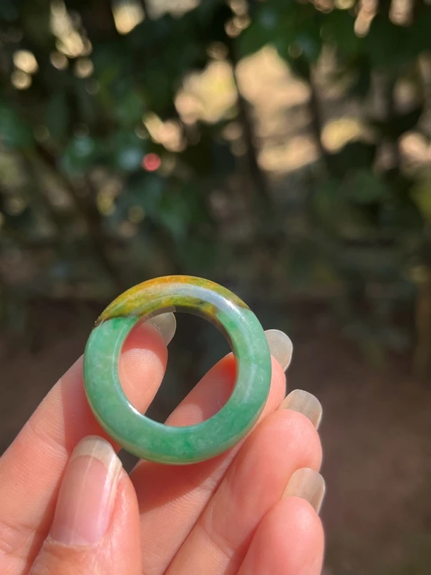 【黄加绿指环】 一段苹果绿，一段红黄绿，双彩撞色。内径19mm8-6