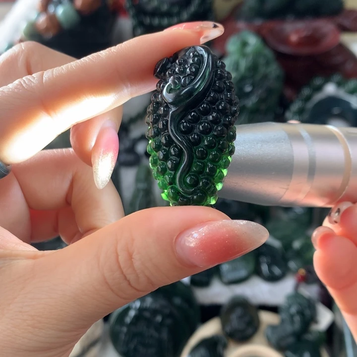 蛇纹石玉未镶嵌颈饰