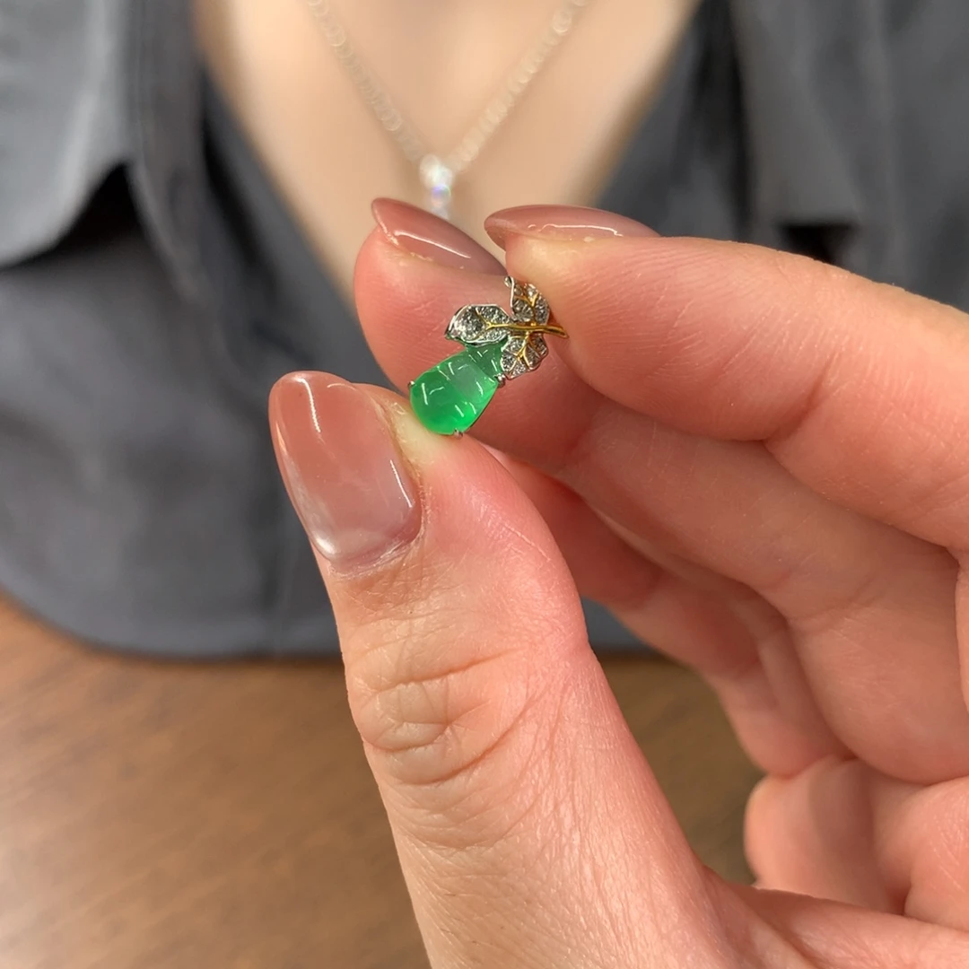 泥***～翡翠18K金镶嵌颈饰吊坠