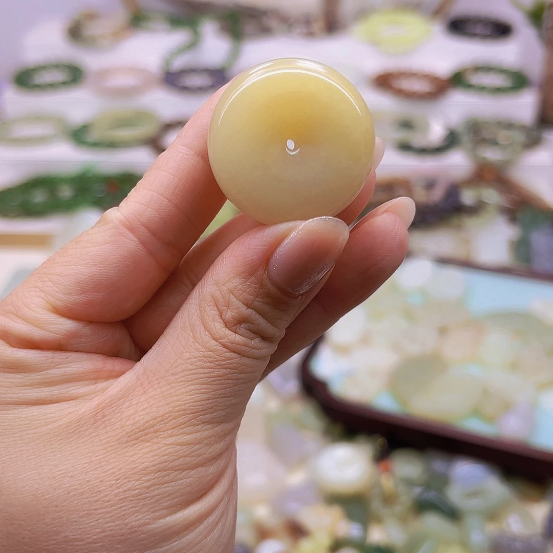 莉***和田玉未镶嵌吊坠(赠链)