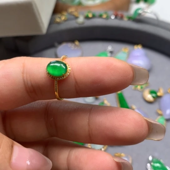 颈饰18K金镶嵌翡翠