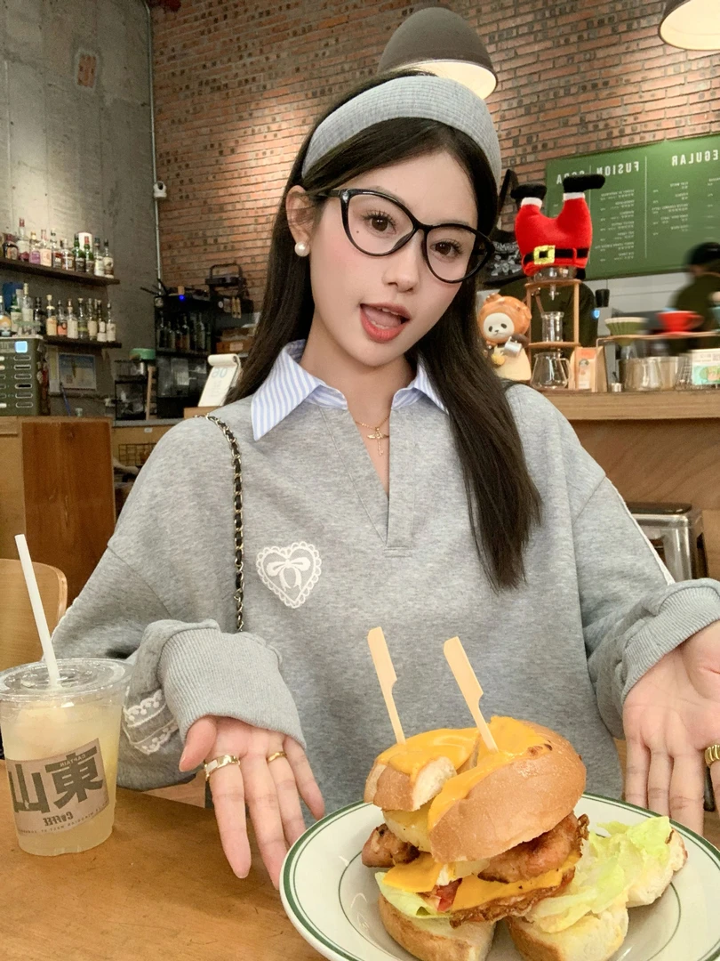 曾小咸 新款假两件条纹拼接卫衣蕾丝贴布上衣Z251TH0055