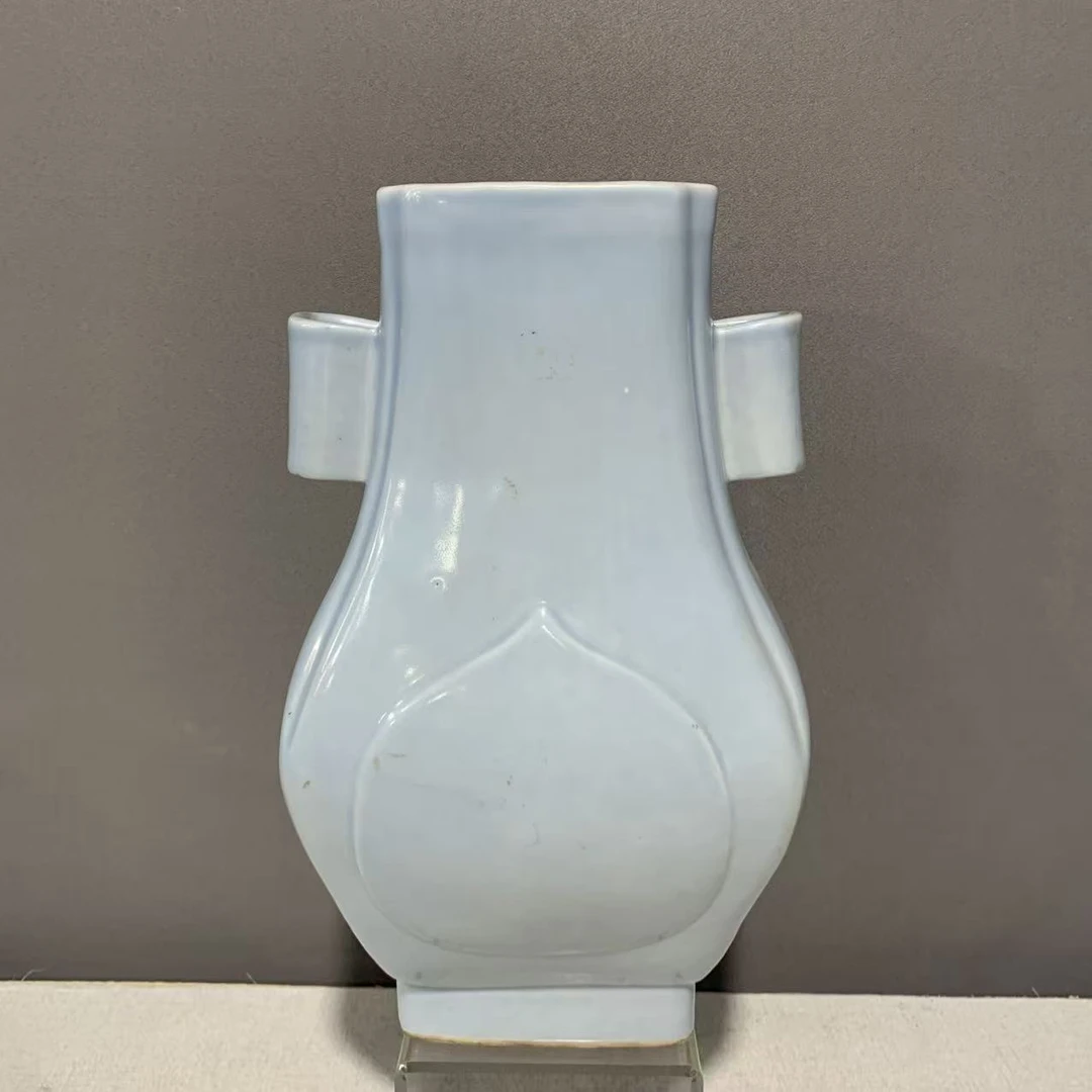 清晚期  天蓝釉杏圆贯耳瓶（肚径约19  高32.2）