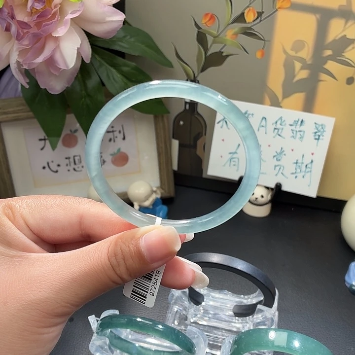 遥***妈翡翠未镶嵌手镯冰蓝