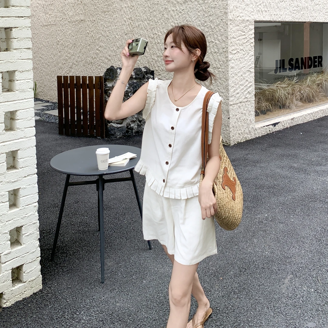 米白色木耳边无袖马甲阔腿短裤套装女2025夏新款文艺风休闲两件套