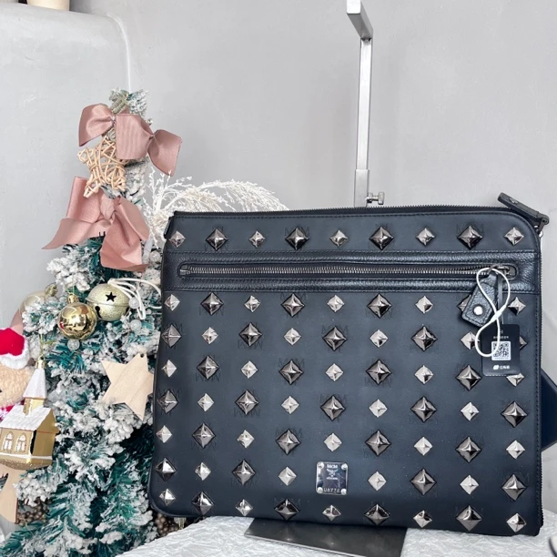 95新 MCM 95新 MCM黑色铆钉手拿包