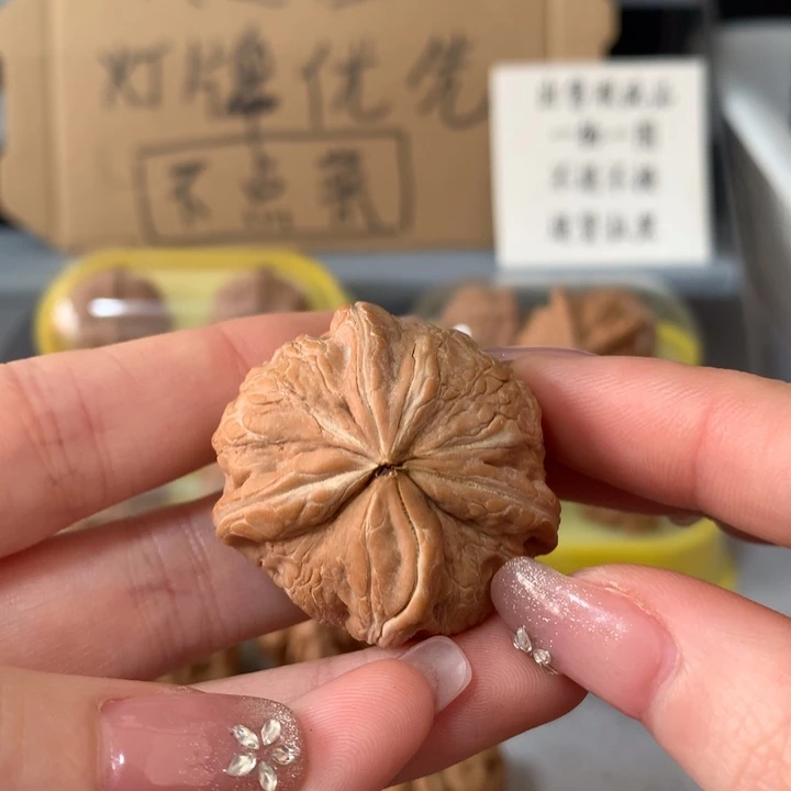 ****话文玩核桃吊坠异形单只，有瑕疵