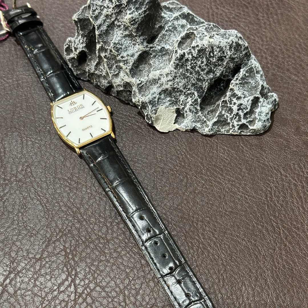 复古大气黑白色皮表带手表 石英 表盘30mm G0729