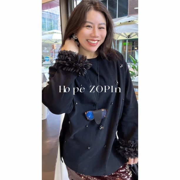 【大G精选】“威尔士千金” 小众设计感木耳边花瓣袖口立体钉花上衣