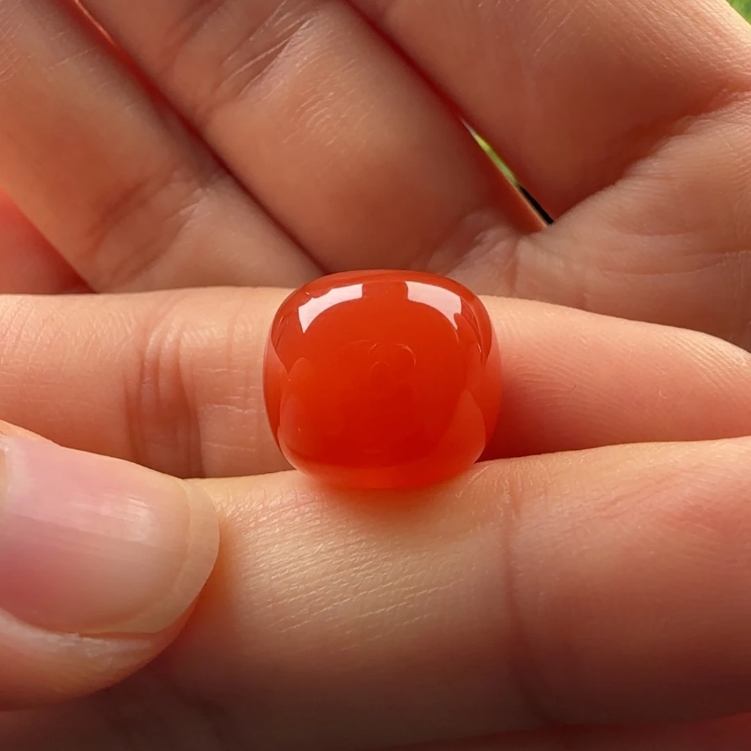 南红玛瑙未镶嵌老型：13.8x12.3冰中有肉 有皮裂