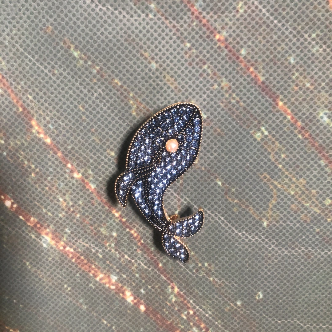 【德巧家】时尚精品鲸鱼胸针