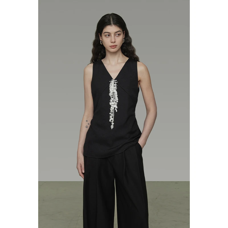 UNSPOKEN【手工蕾丝流苏点缀 轻盈通透挺阔感】黑色V领背心UC25S141