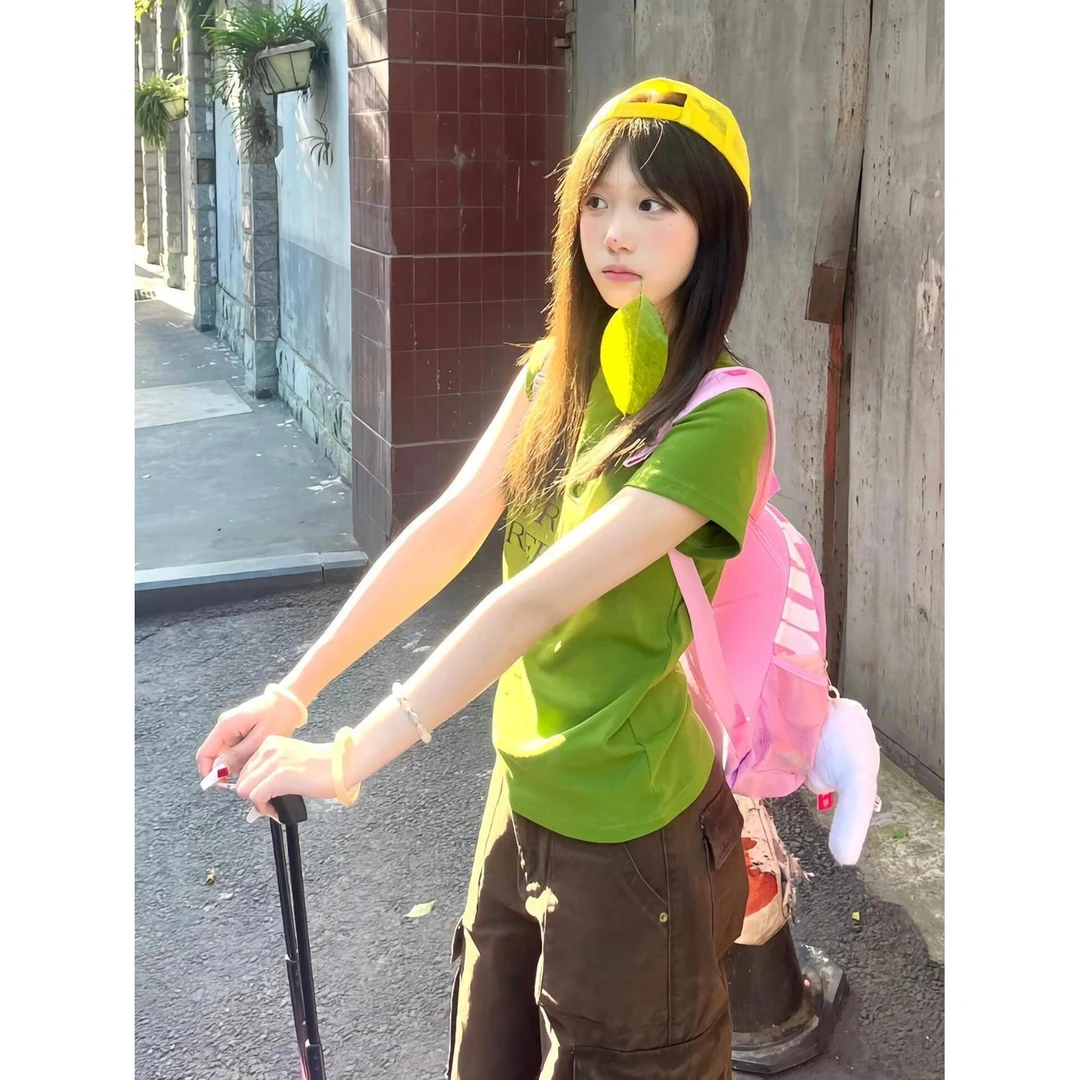 chic港风字母绿色短款t恤女夏季新款修身显瘦百搭辣妹设计感上衣