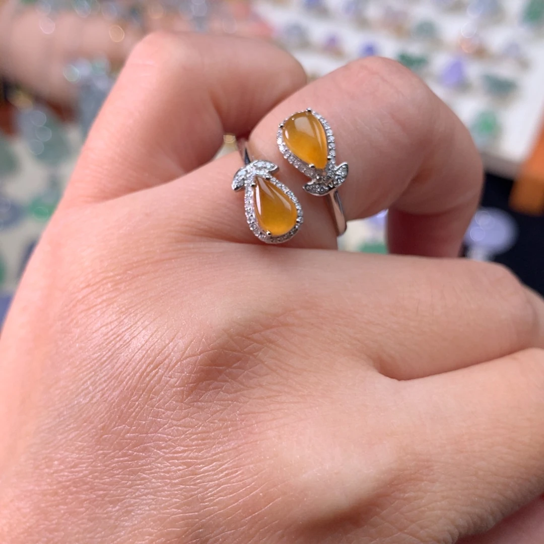 18K金镶嵌戒指翡翠水滴戒指