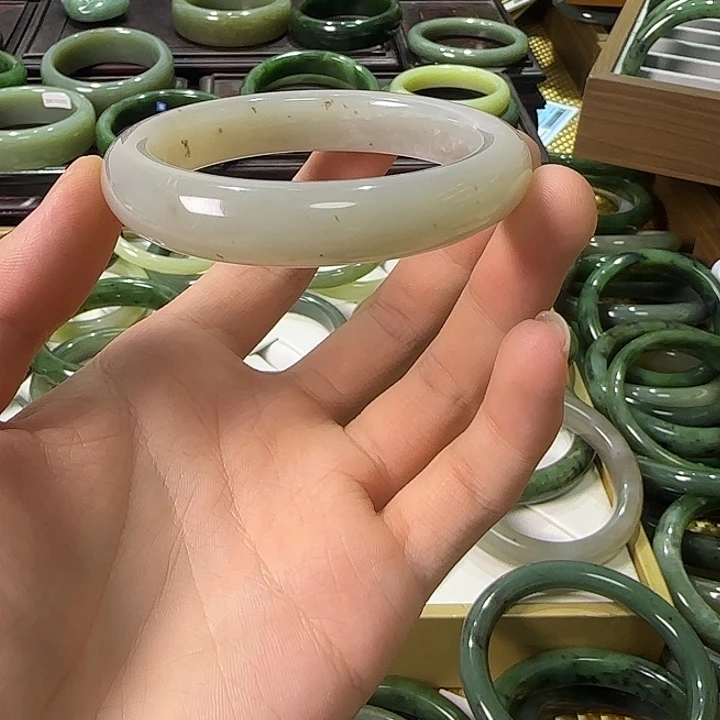 *****和田玉未镶嵌手镯