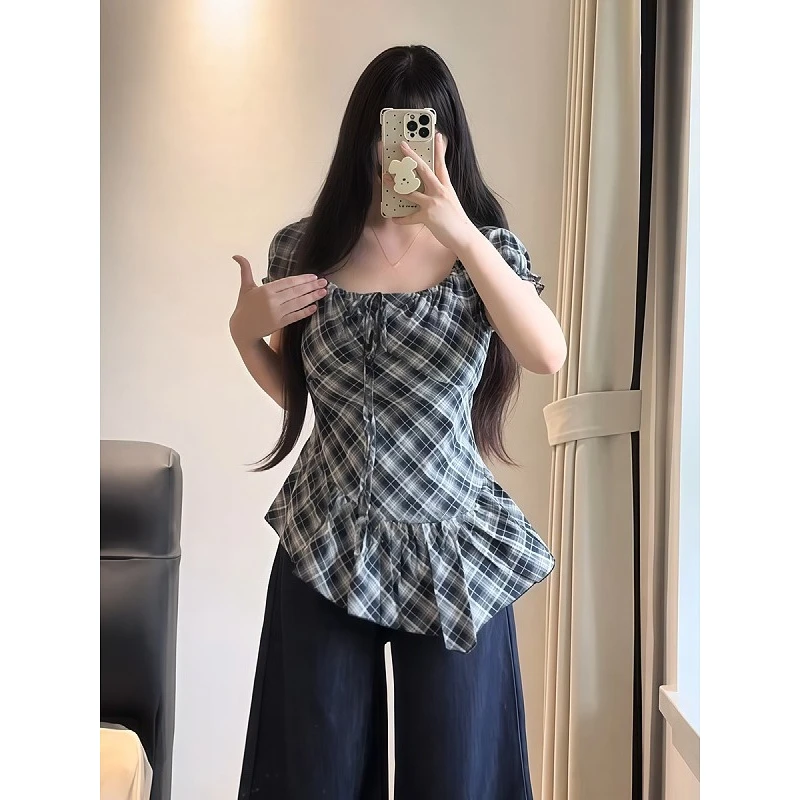 大码不规则荷叶边高级感衬衫女夏季胖mm修身显瘦小众别致格纹上衣