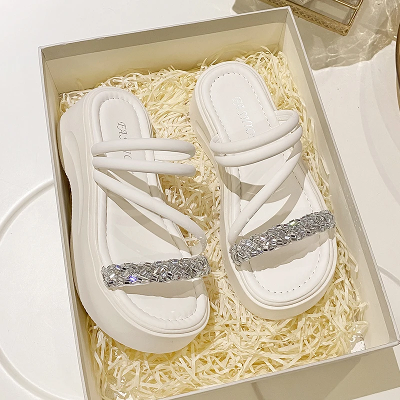 踩屎感软底两穿增高拖鞋女2025夏季新款休闲厚底一字拖水钻凉鞋女