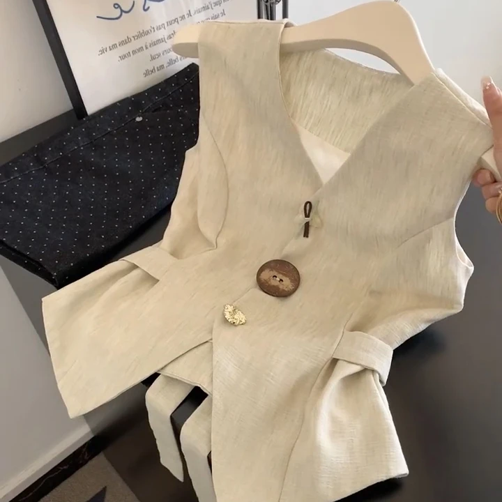 老钱风气质钮扣V领马甲背心女夏季新款时尚绑带收腰显瘦别致上衣