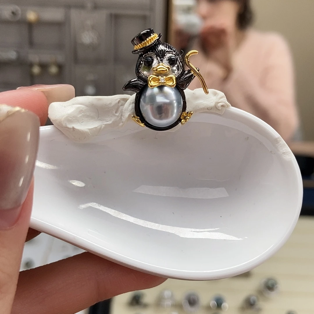 海水珍珠颈饰银S925镶嵌大溪地铂金灰企鹅吊坠