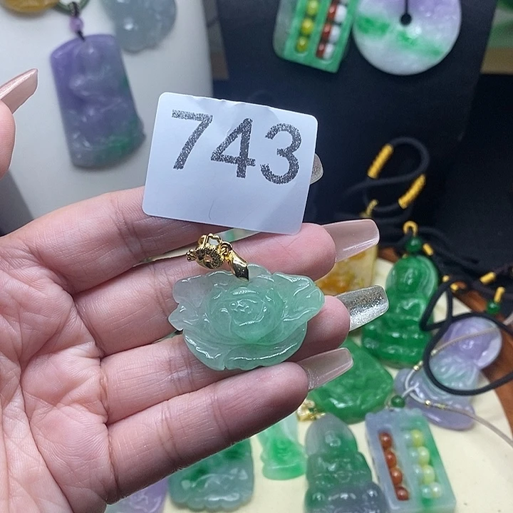 翡翠未镶嵌吊坠(赠链)
