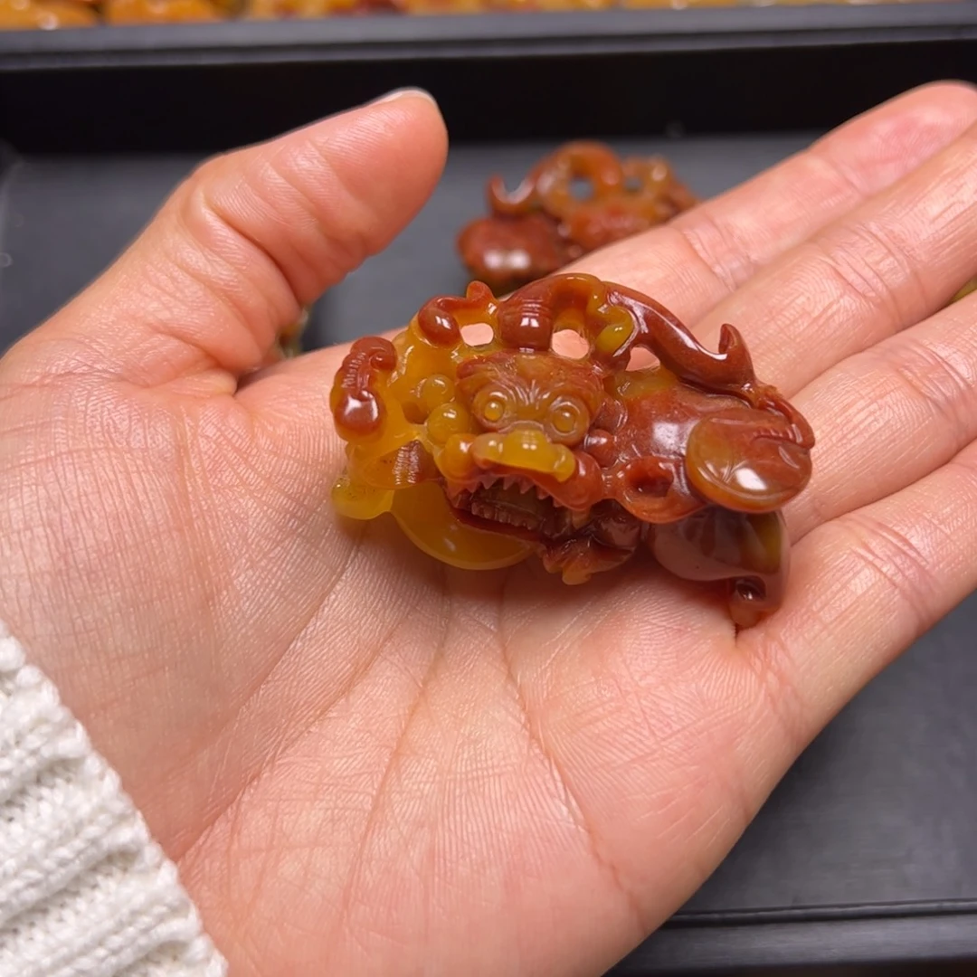 石英质玉（黄龙玉）颈饰未镶嵌小**^