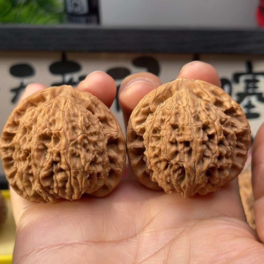 文玩核桃吊坠42虚黄尖水龙纹