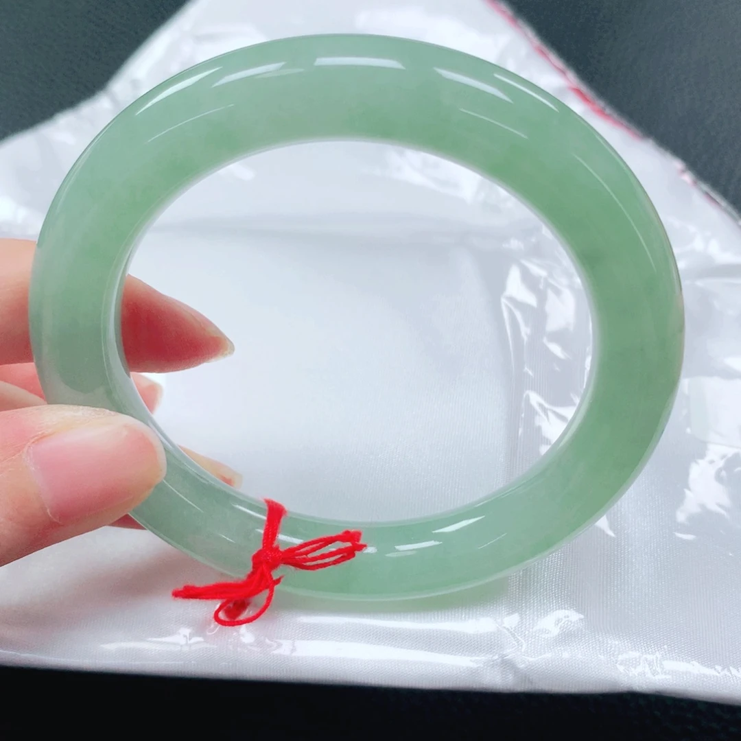 翡翠手镯未镶嵌55圈