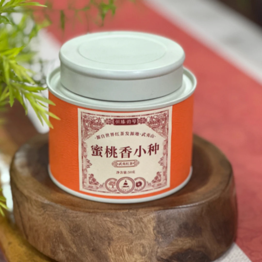 武夷山桐木关老枞红茶，正山小种蜜桃香，醇甜润滑，一罐50g装。
