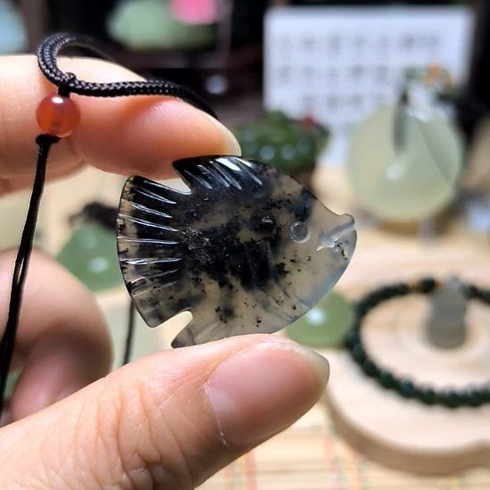蛇纹石玉未镶嵌颈饰